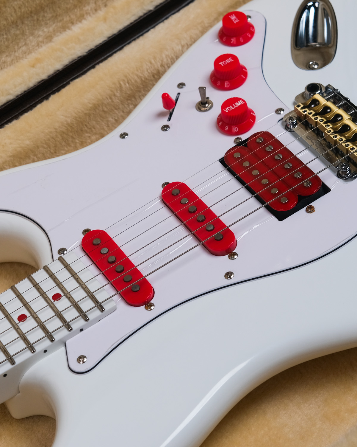 SQOE SEST1008 HSS - White with red HARDCASE WITH KIT