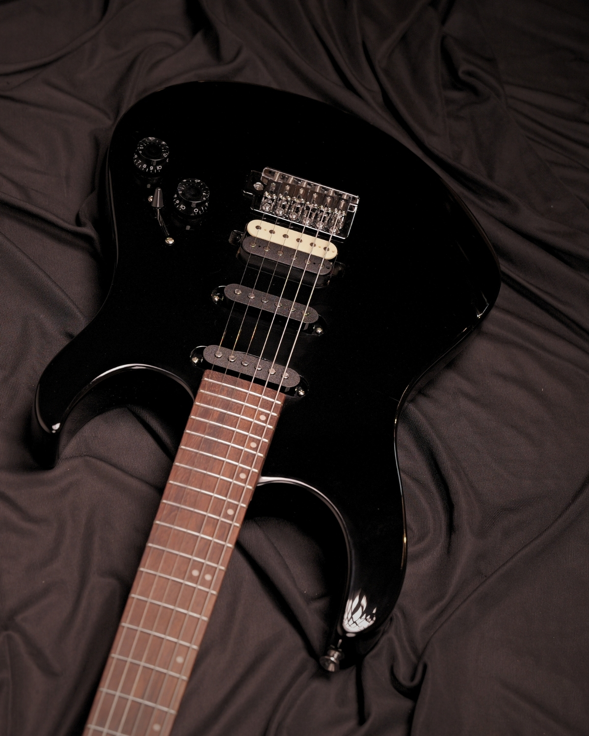 Donner DMT-66 39 Inch Full Size Electric Guitar for Beginner Starter Electric Guitar Kit with Bag Black