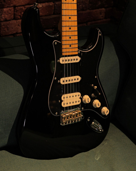 SQOE SEST1000 Black neck and rosewood fingerboard detail