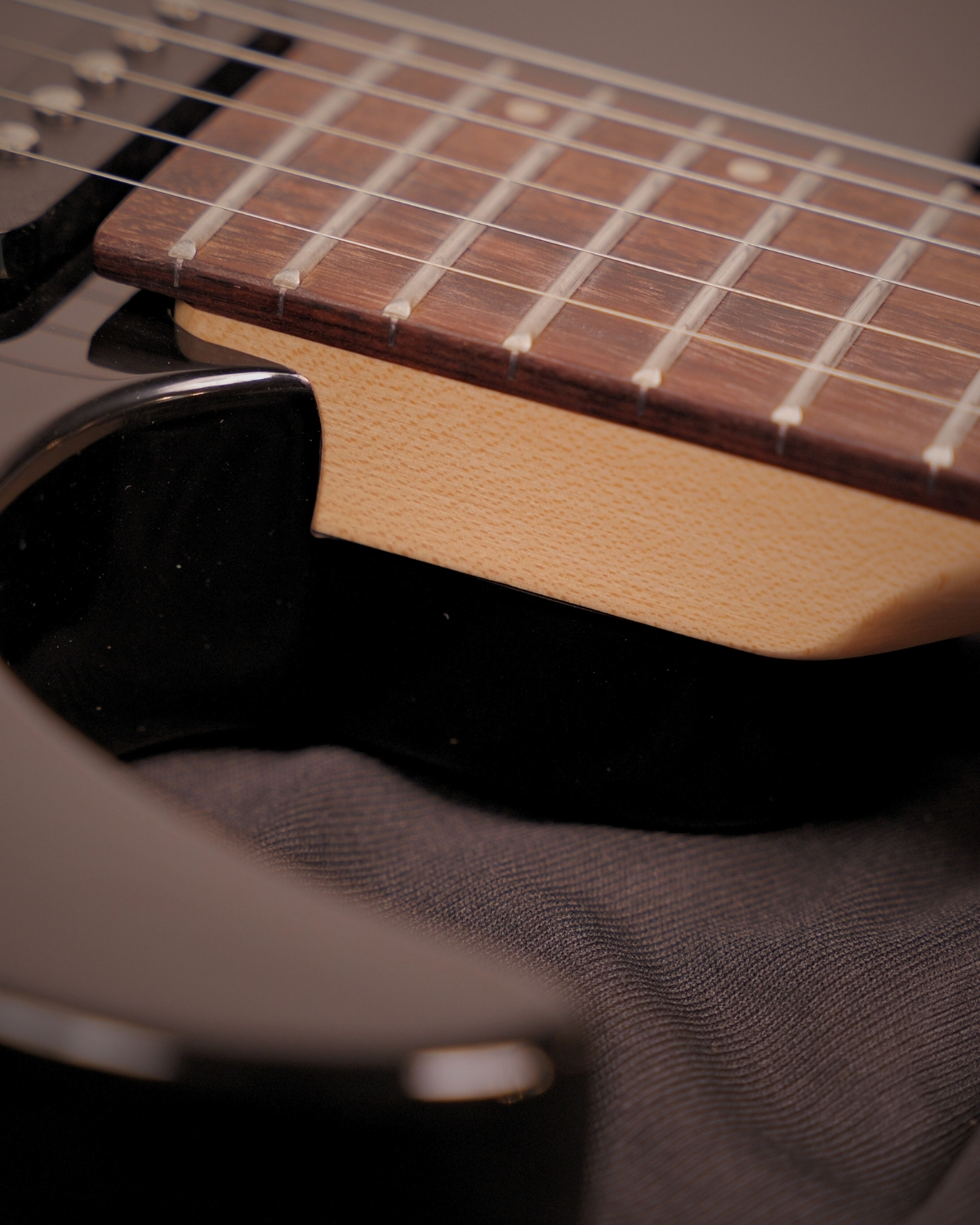 Donner DMT-66 39 Inch Full Size Electric Guitar for Beginner Starter Electric Guitar Kit with Bag Black