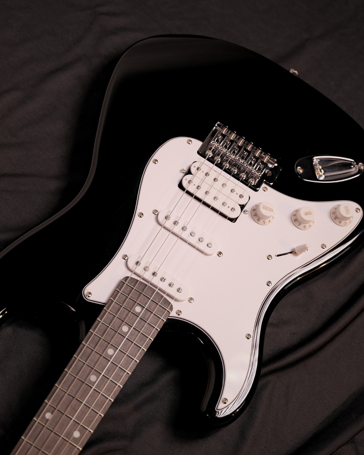 Donner Lefty DST-100BL 39 Inch Full Size Electric Guitar Kit Solid Body Black Beginner Starter with Amplifier Bag Capo Strap String Tuner Cable Picks