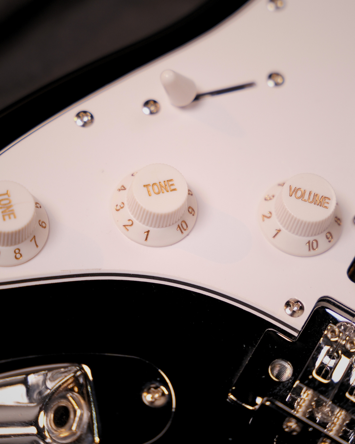 Donner Lefty DST-100BL 39 Inch Full Size Electric Guitar Kit Solid Body Black Beginner Starter with Amplifier Bag Capo Strap String Tuner Cable Picks