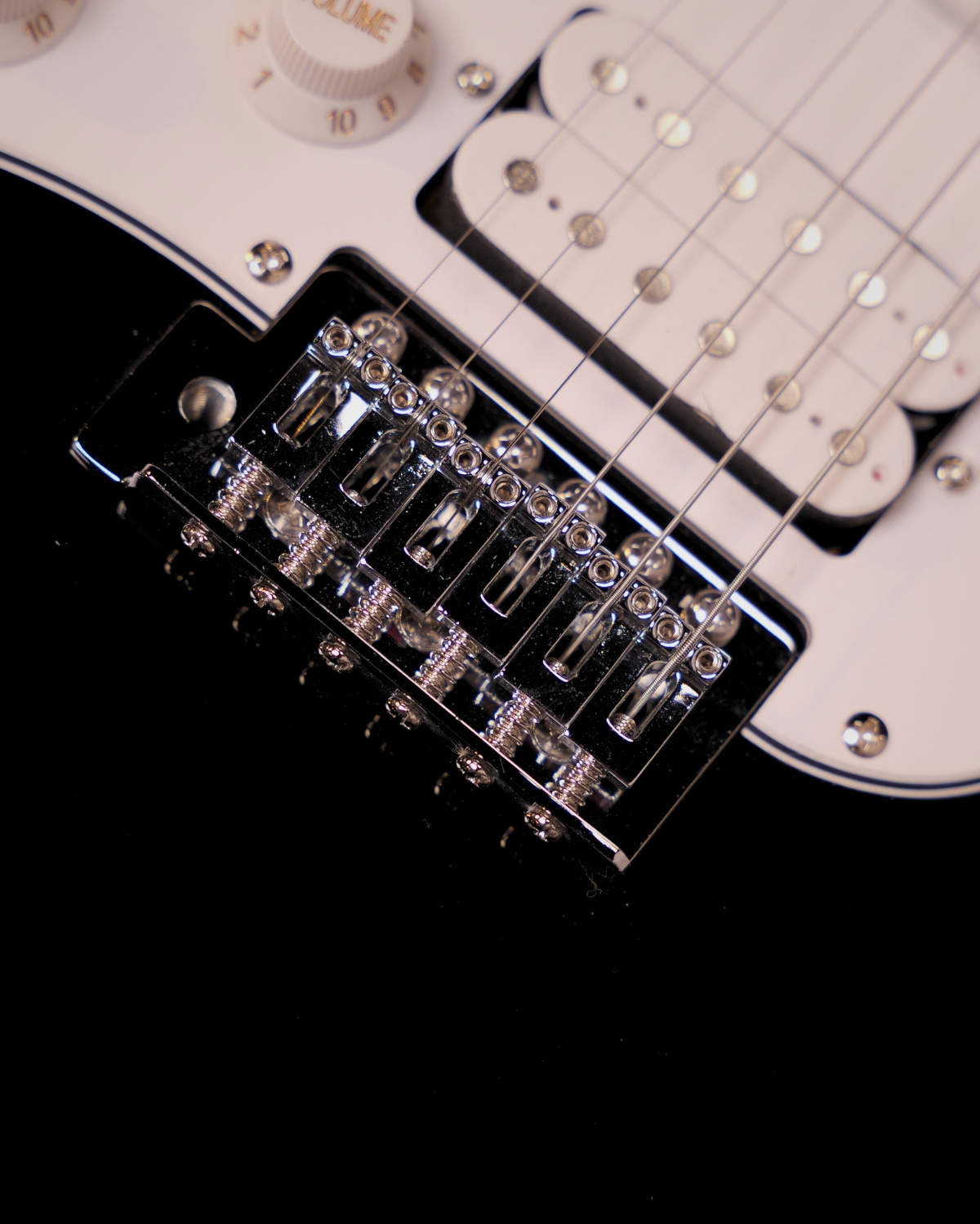 Donner Lefty DST-100BL 39 Inch Full Size Electric Guitar Kit Solid Body Black Beginner Starter with Amplifier Bag Capo Strap String Tuner Cable Picks