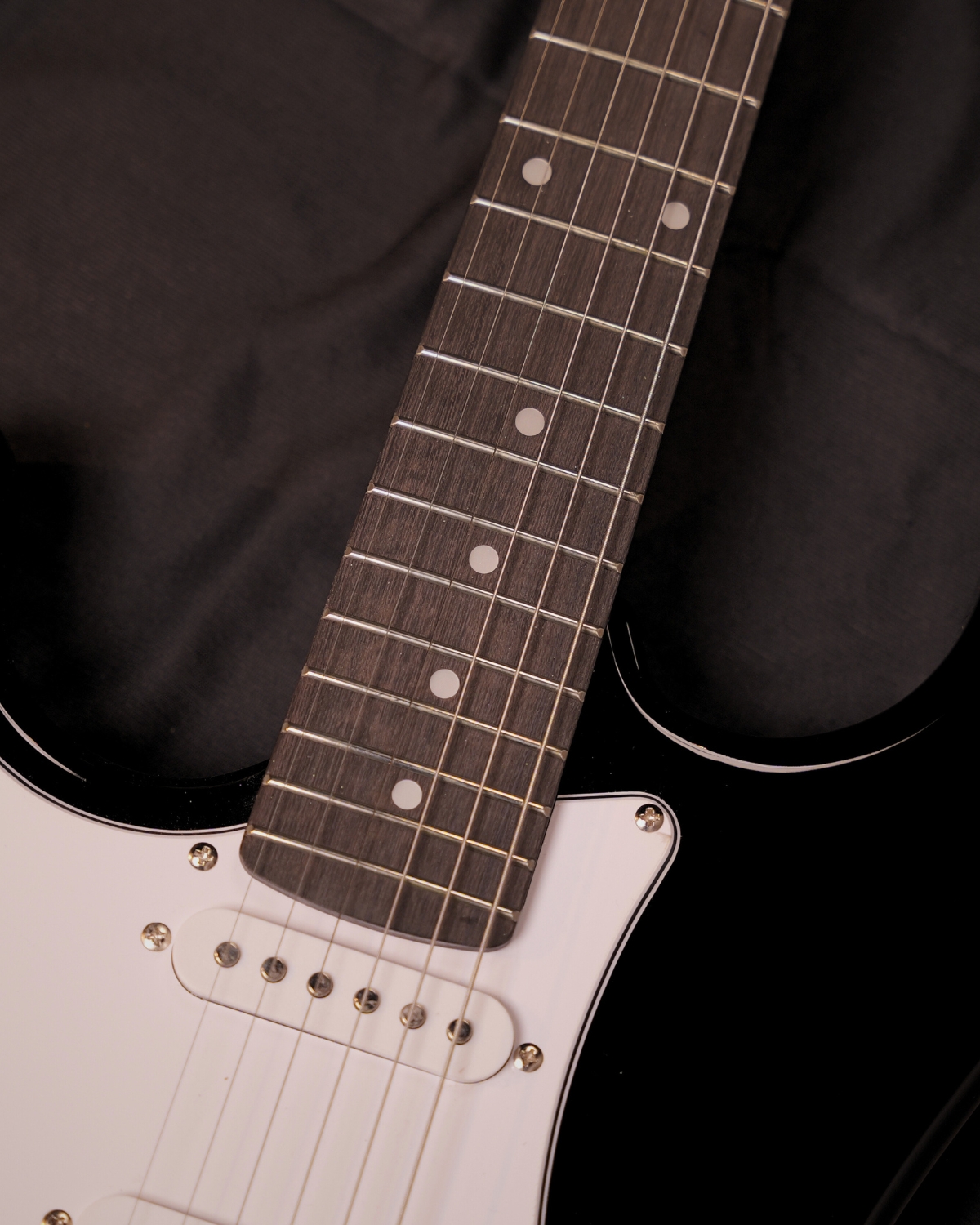 Donner Lefty DST-100BL 39 Inch Full Size Electric Guitar Kit Solid Body Black Beginner Starter with Amplifier Bag Capo Strap String Tuner Cable Picks