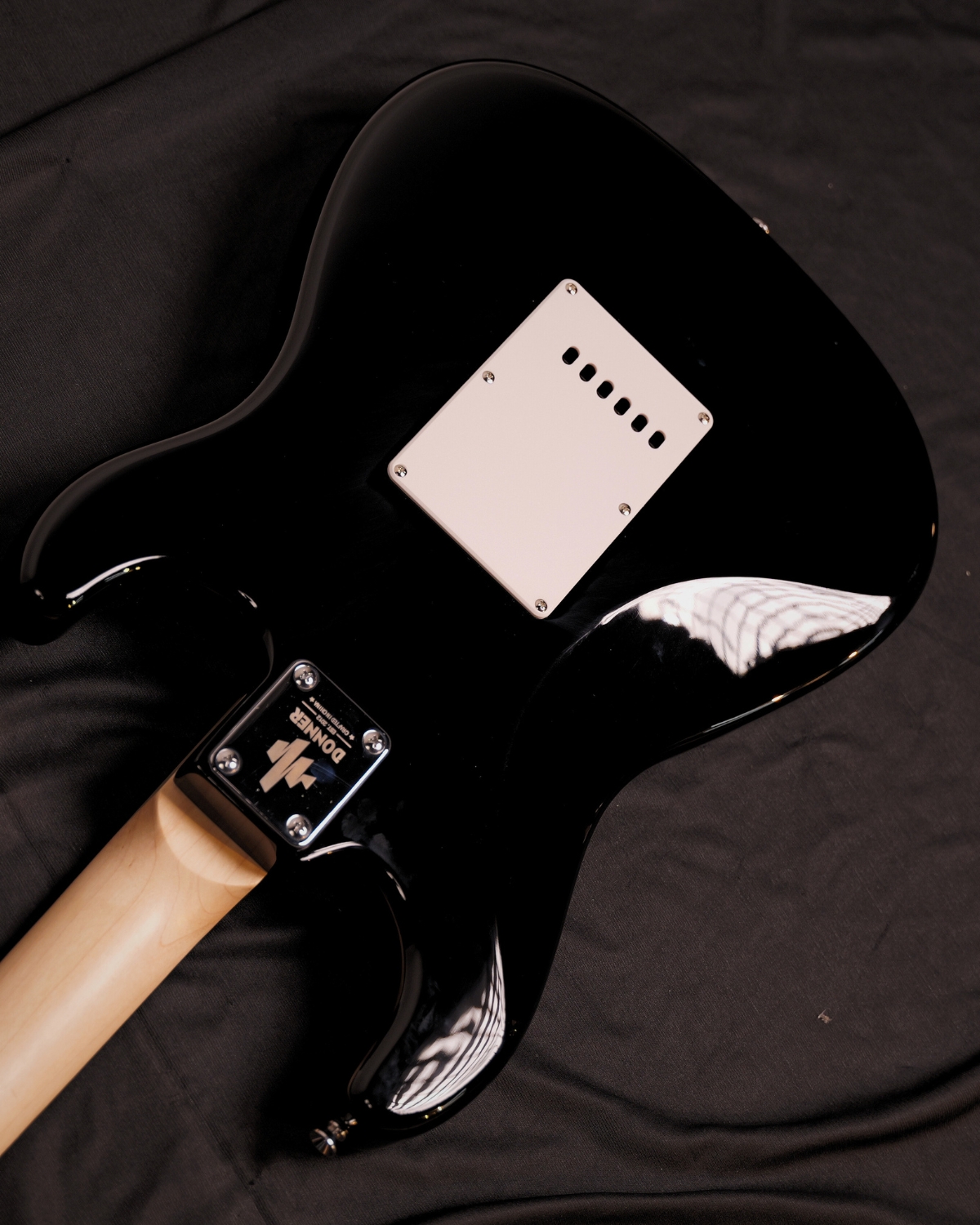 Donner Lefty DST-100BL 39 Inch Full Size Electric Guitar Kit Solid Body Black Beginner Starter with Amplifier Bag Capo Strap String Tuner Cable Picks