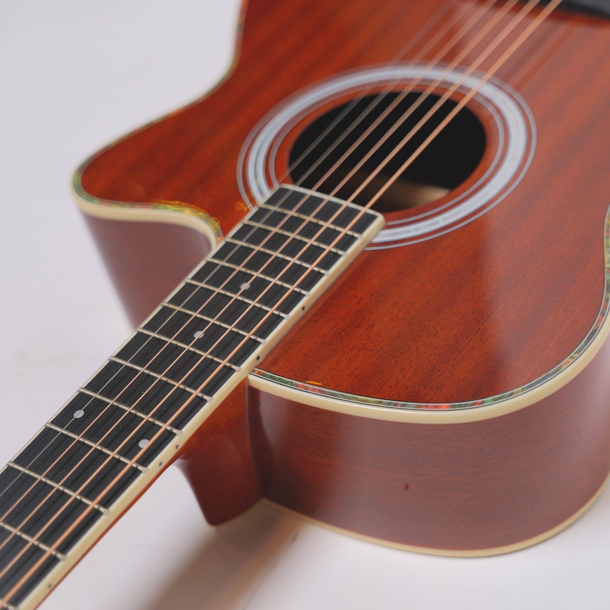 SQOE EA31C 40 Inch Cutaway Acoustic Guitar Gloss Natural - body and fretboard angled
