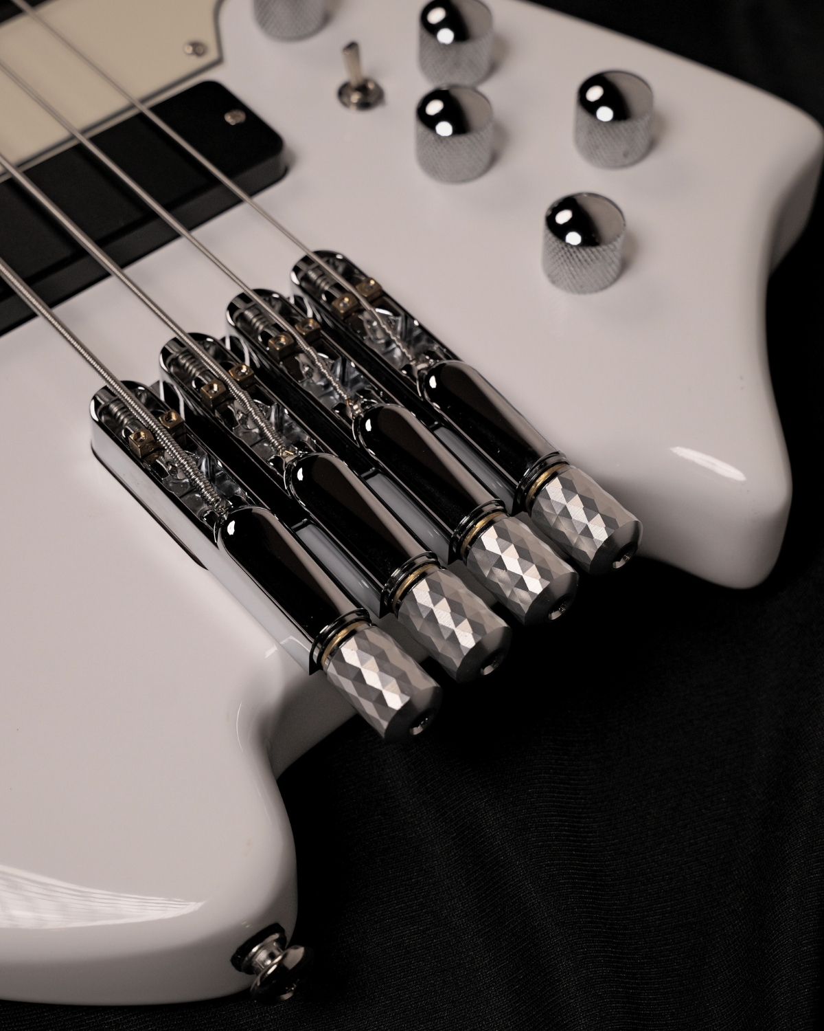 SQOE SBWT700 Pearl White 4-String Headless Electric Bass Roasted Maple India