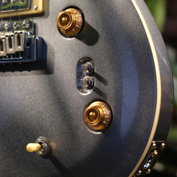 SQOE SE200 Shiny Silver HH Alnico 5 pickups and coil-split switches