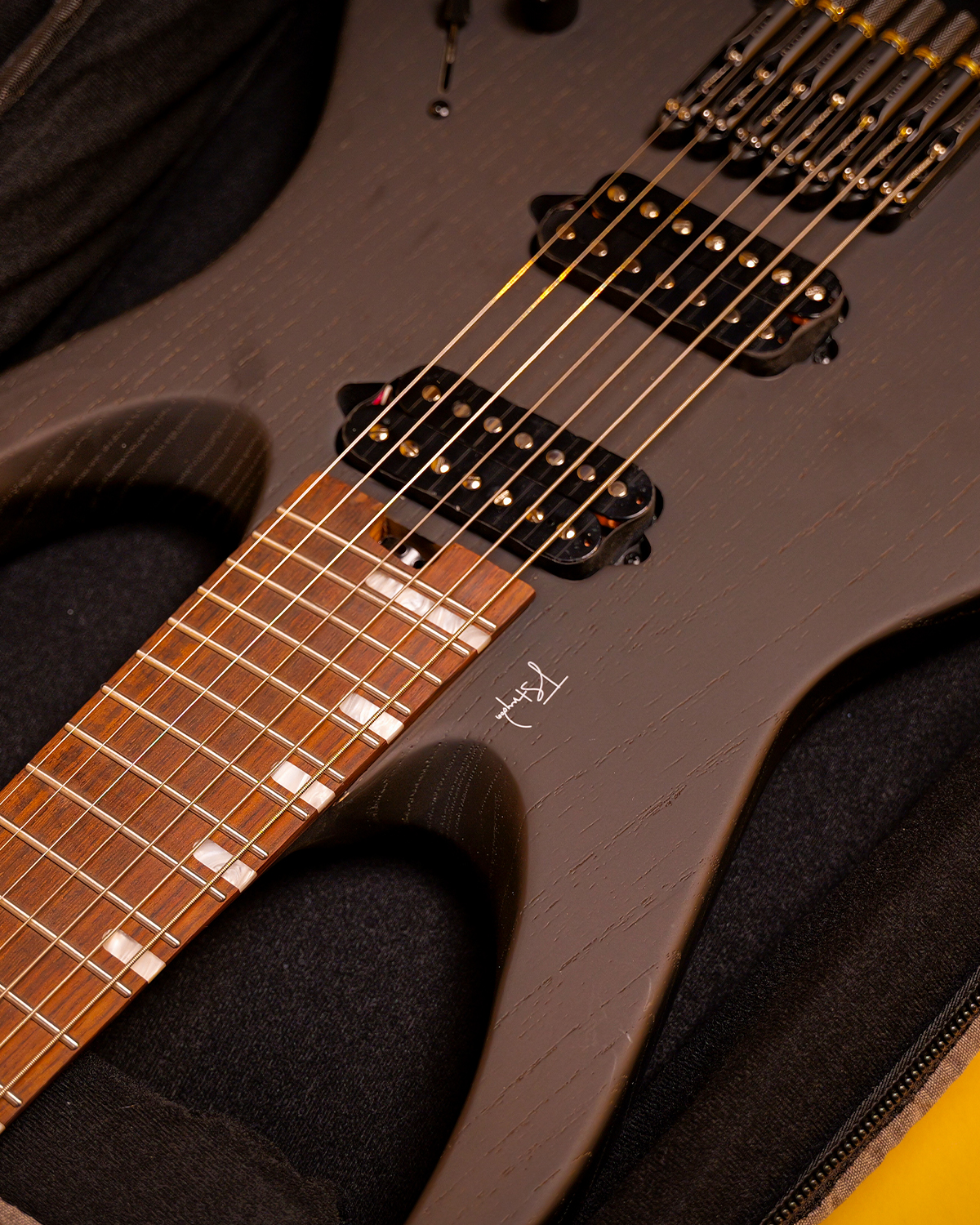 Strydom THH30 Headless 7 String The Headless Horseman Ghost Grain Black