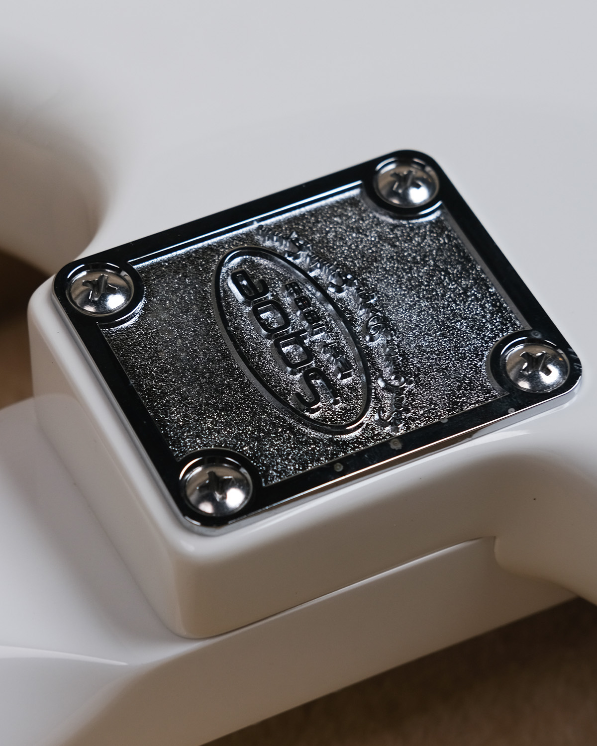 SQOE SEST1008 HSS - White with red HARDCASE WITH KIT