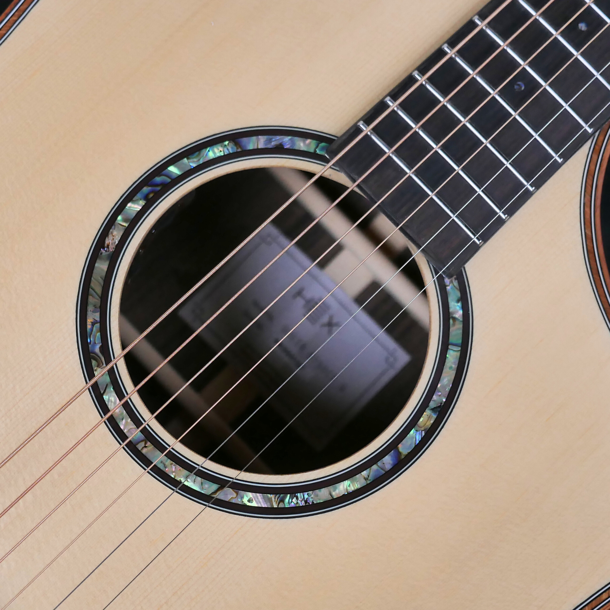 Hex D750CEG -QUEEN SERIES WITH LR BAGGS ELEMENT BRONZE EQ - ALL SOLID