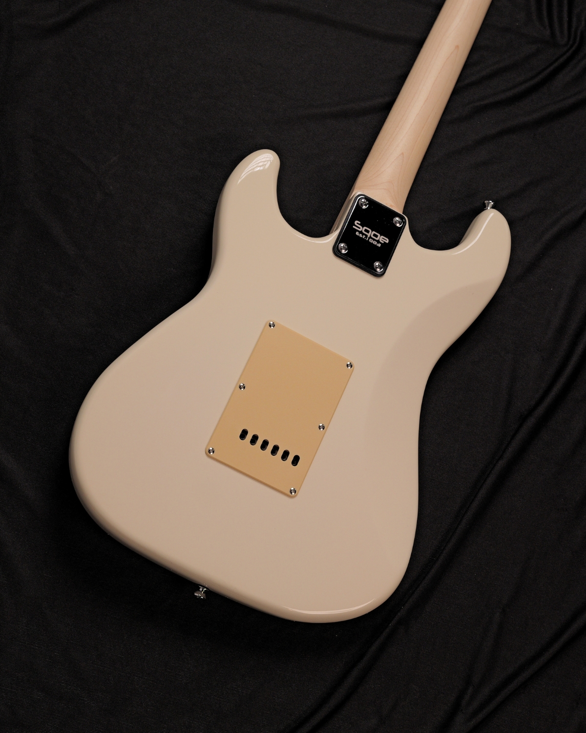 SQOE SEST250 Olympic White HSS Electric Guitar - body lifestyle shot