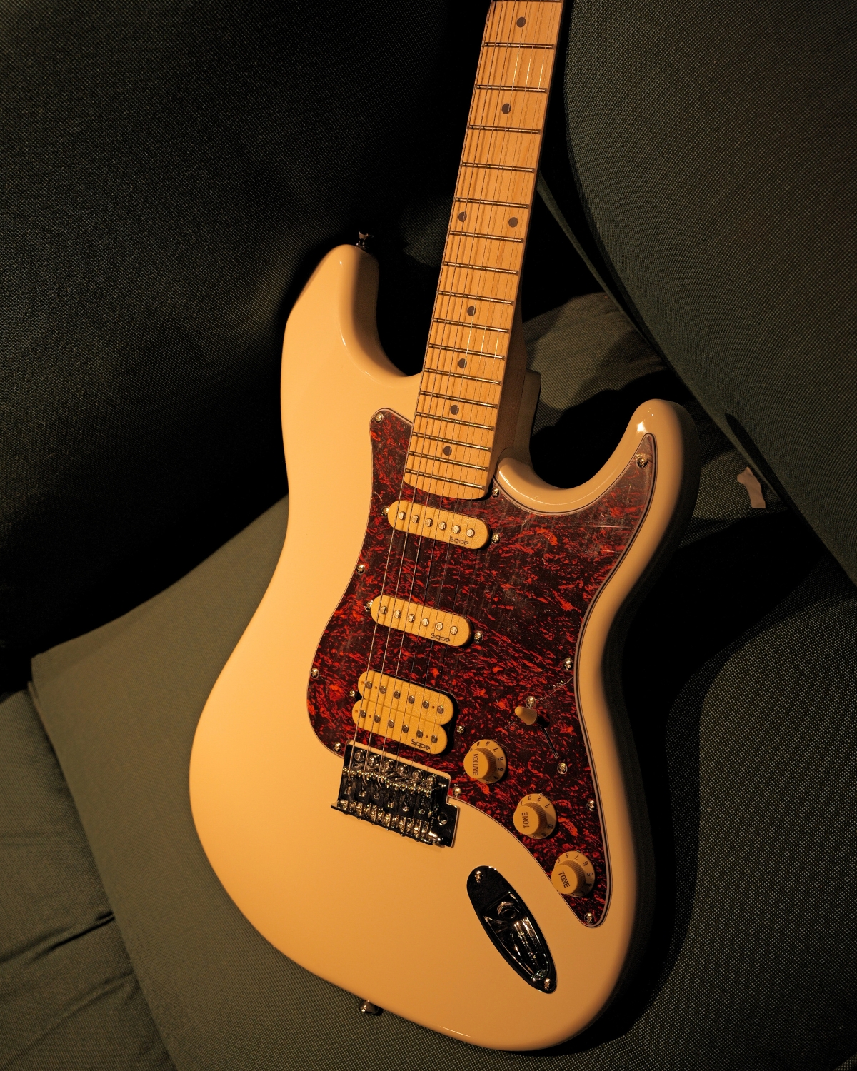 SQOE SEST250 Olympic White HSS Electric Guitar - body and maple neck lifestyle shot