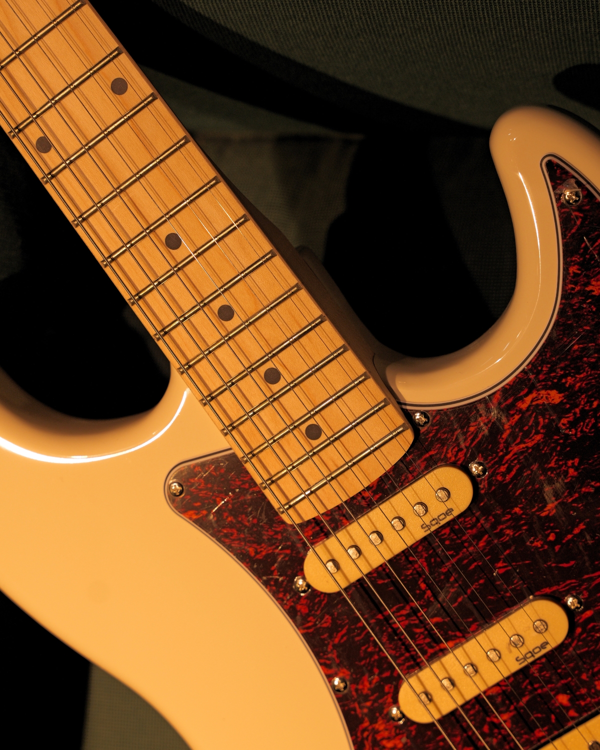 SQOE SEST250 Olympic White HSS Electric Guitar - pickguard and maple fretboard close-up