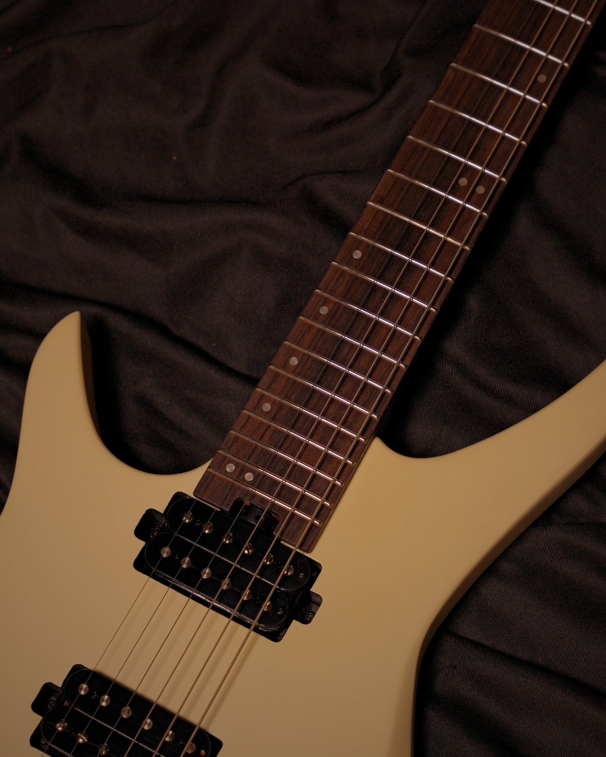 HEX N400L S IVORY WHITE LEFT HANDED - STAINLESS STEEL FRETS