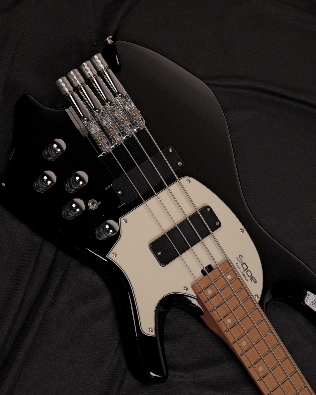 SQOE SBWT700 Black Warrior 4-String Headless Electric Bass Roasted Maple India