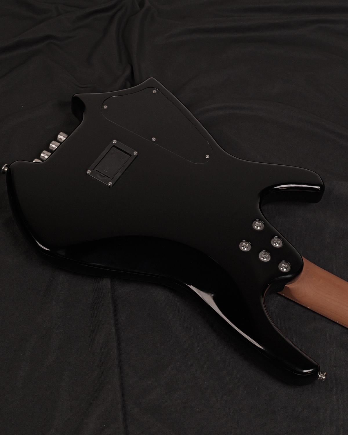 SQOE SBWT700 Black Warrior 4-String Headless Electric Bass  Roasted Maple  India