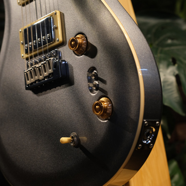 SQOE SE200 Shiny Silver mahogany body and neck detail