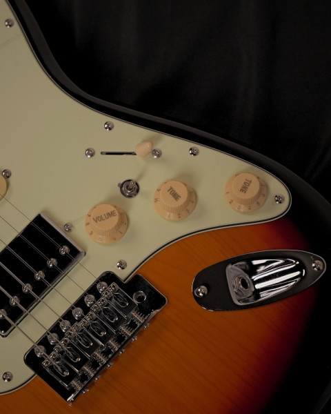 SQOE SEST600 Sunburst HSS Earthquake pickups and coil-split switch