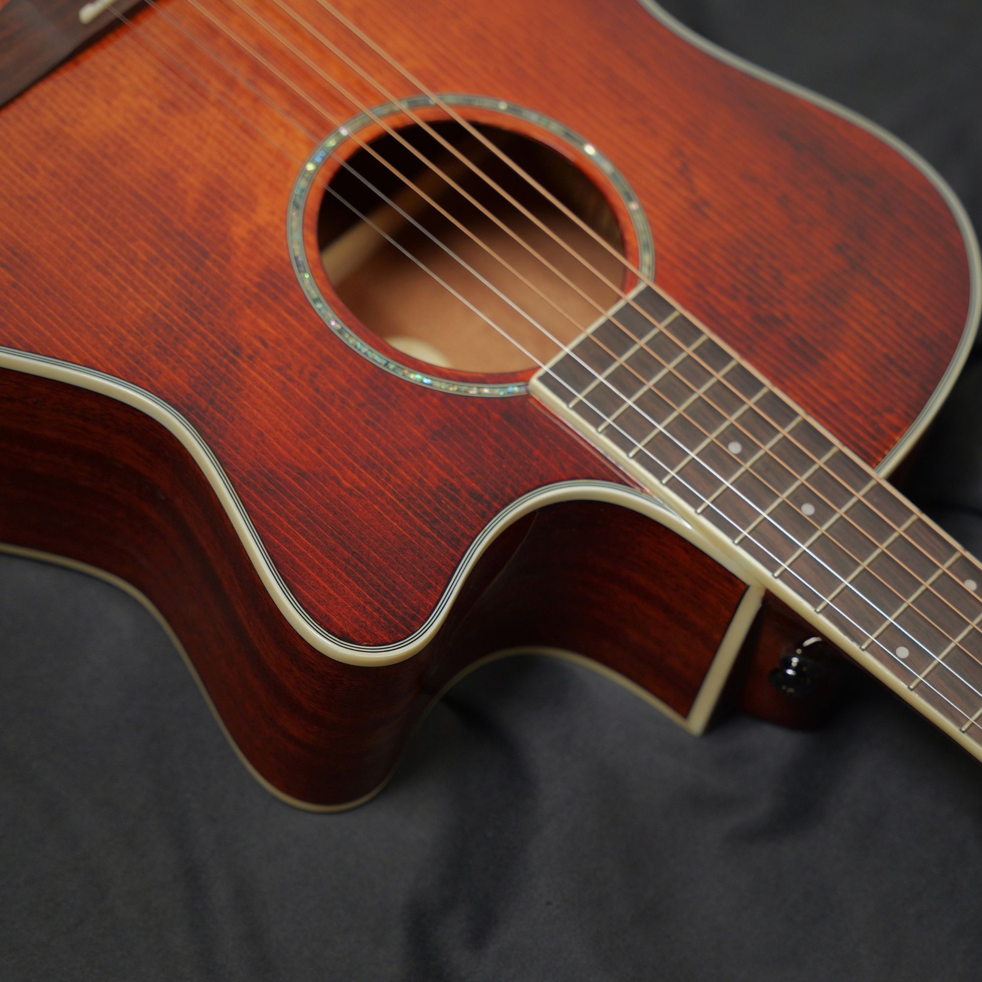 SQOE S340 FGCS Solid Top Acoustic Guitar Classic Cherry Burst Gloss - soundhole and fretboard close-up
