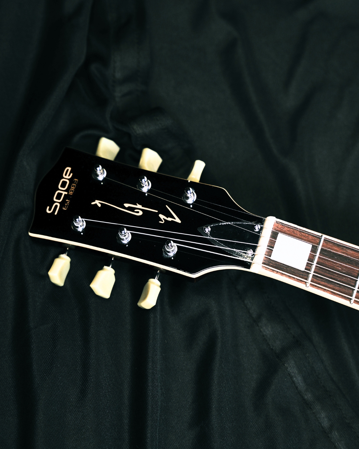 SQOE SELP220 headstock with enclosed keystone-style tuners