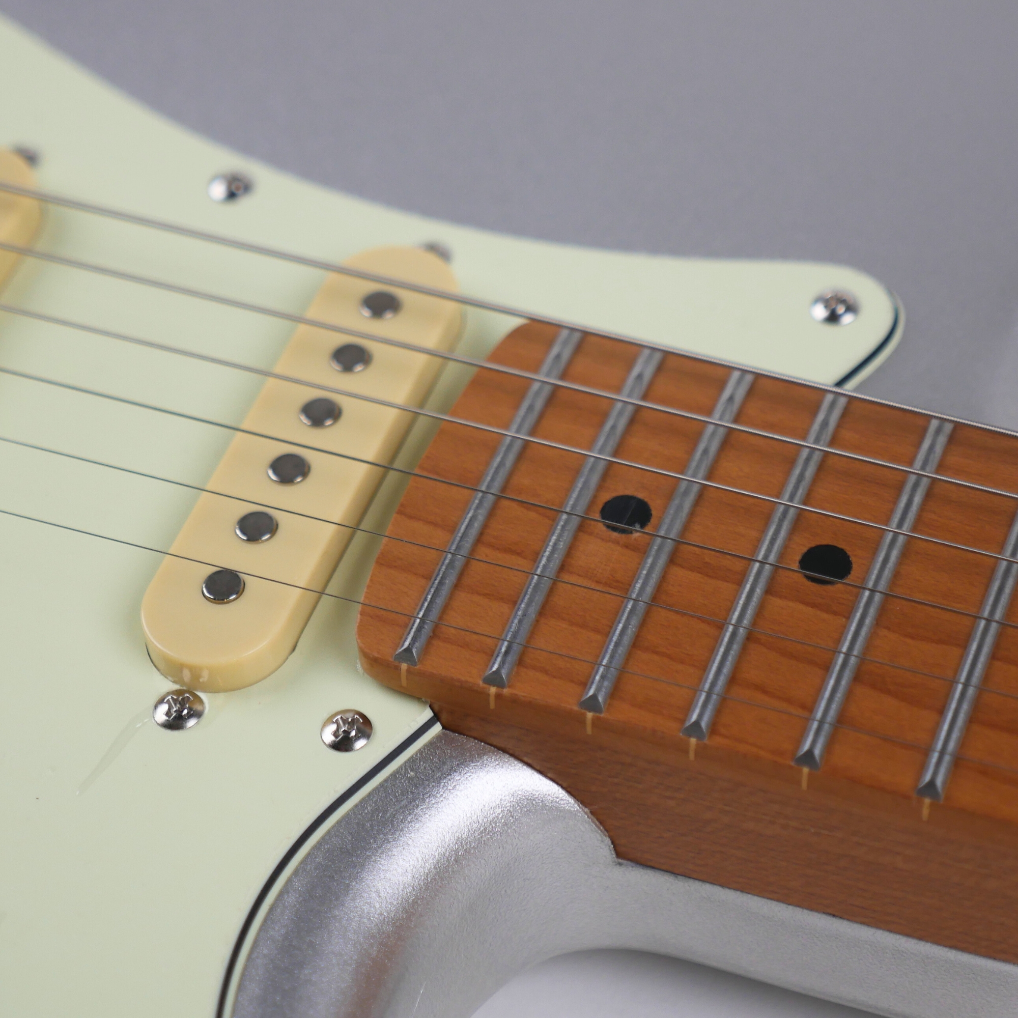 SQOE SEST600 Silver Surfer HSS Earthquake pickups and coil-split switch
