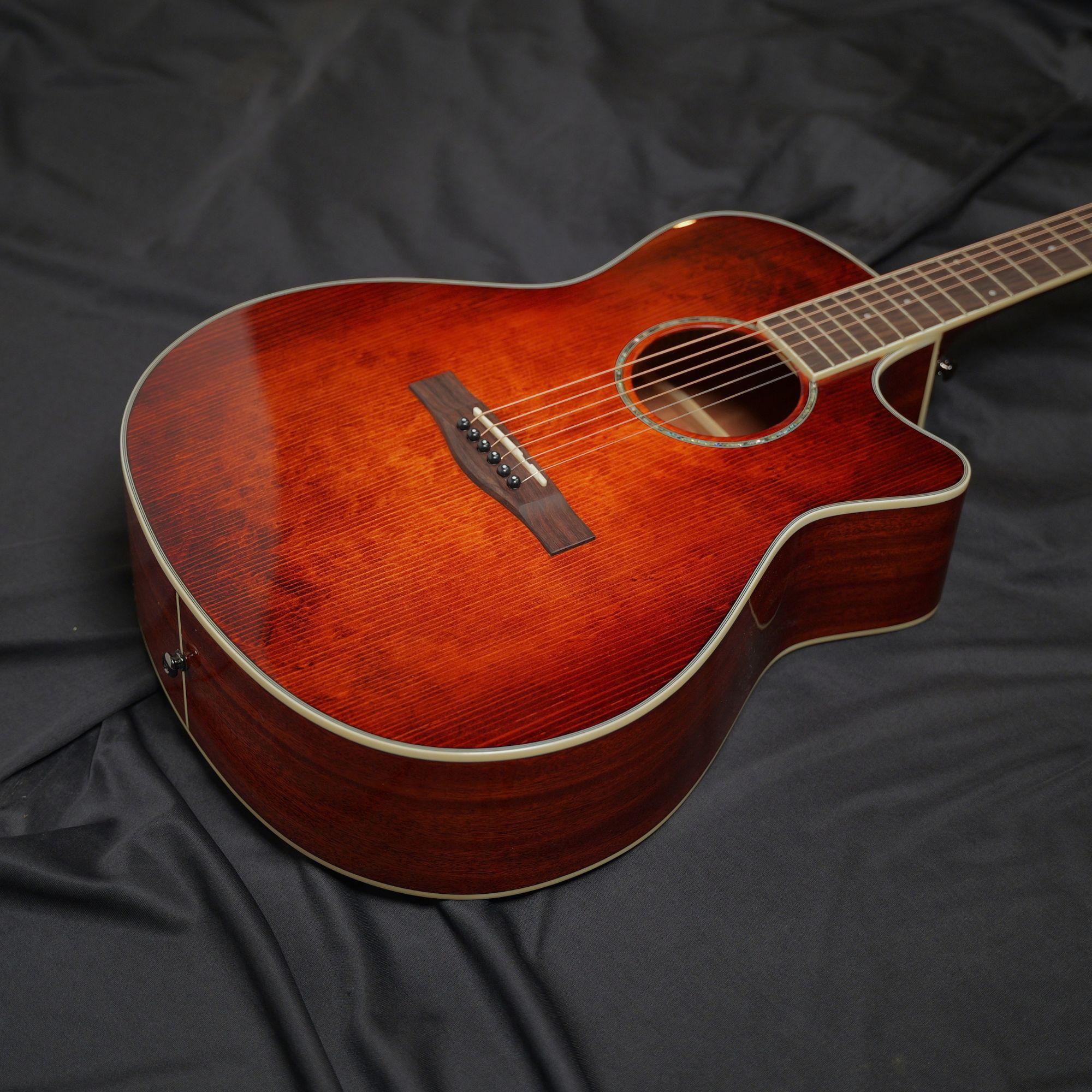 SQOE S340 FGCS Solid Top Acoustic Guitar Classic Cherry Burst Gloss - cherry burst body angled