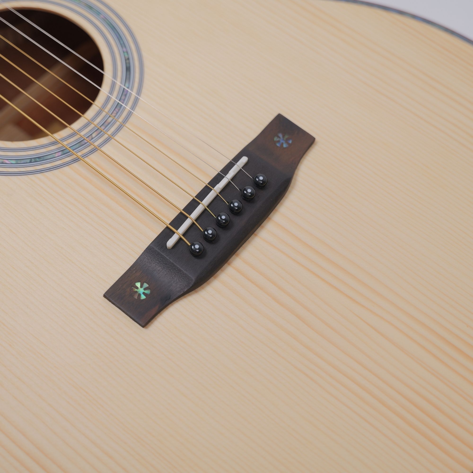 SQOE GA42 All-Solid Grand Auditorium Cutaway Acoustic Guitar Natural - bridge and saddle close-up