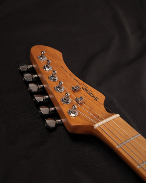 SQOE SEST600 Sunburst vintage 6-saddle tremolo bridge