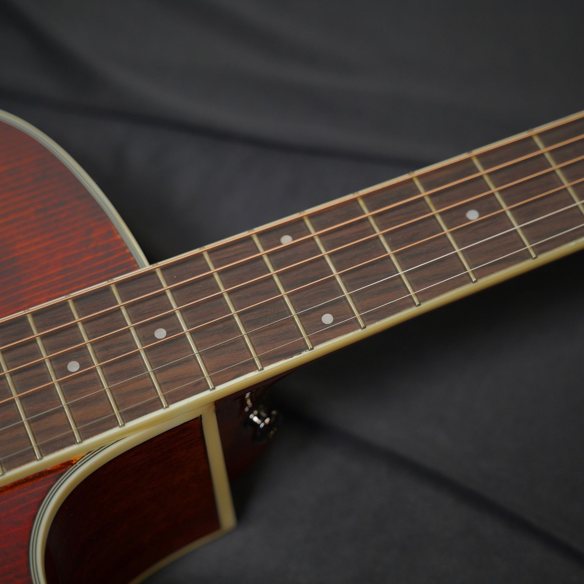 SQOE S340 FGCS Solid Top Acoustic Guitar Classic Cherry Burst Gloss - fretboard close-up