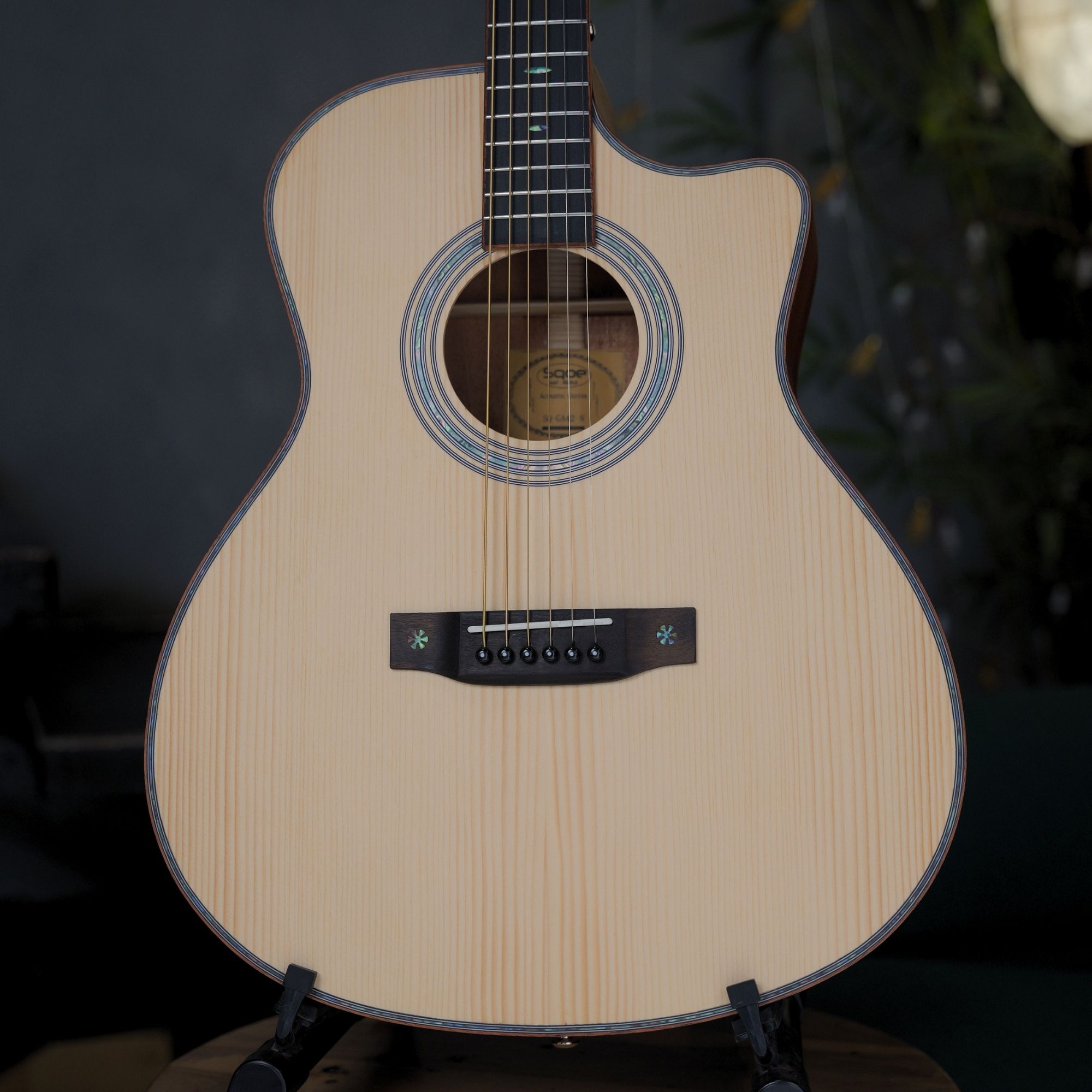 SQOE GA42 All-Solid Grand Auditorium Cutaway Acoustic Guitar Natural - body front on dark background