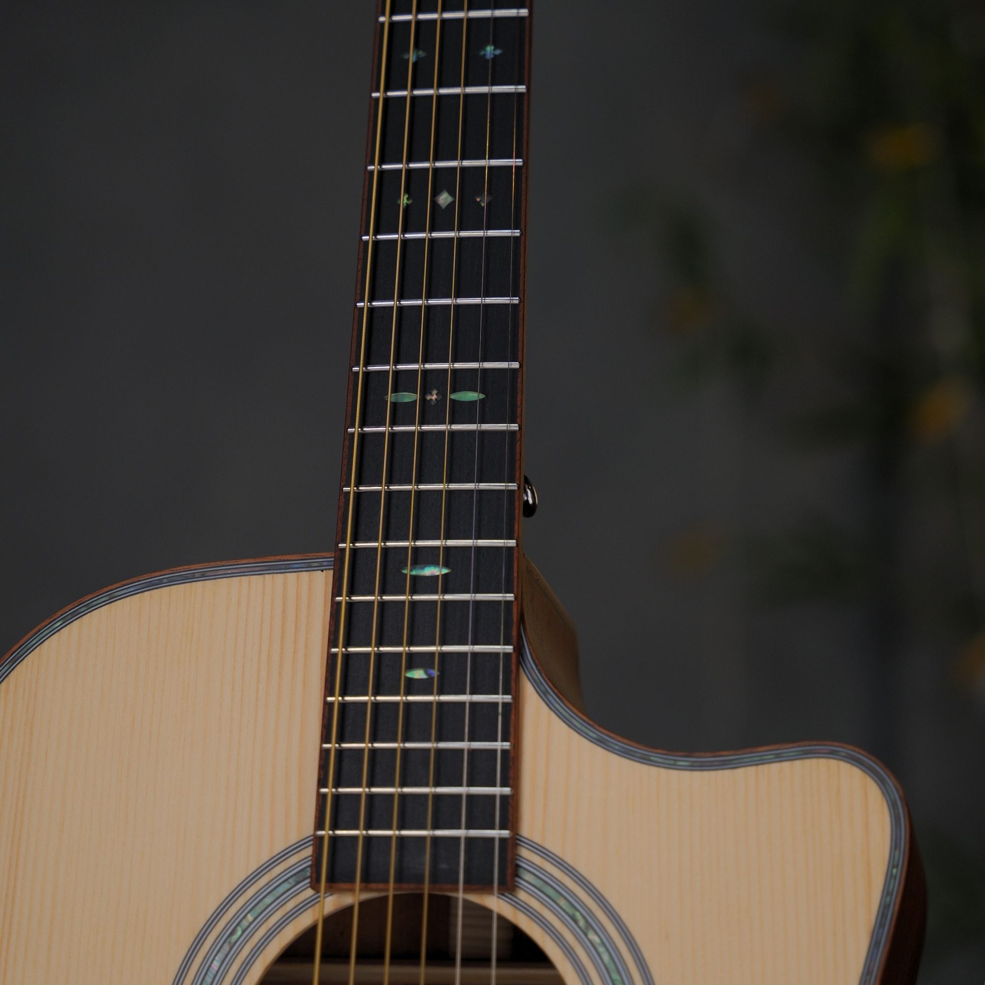 SQOE GA42 All-Solid Grand Auditorium Cutaway Acoustic Guitar Natural - cutaway and upper frets close-up