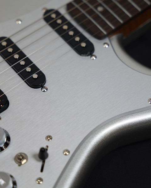 Single-rocking 6-saddle vintage tremolo bridge on the SQOE SEST610