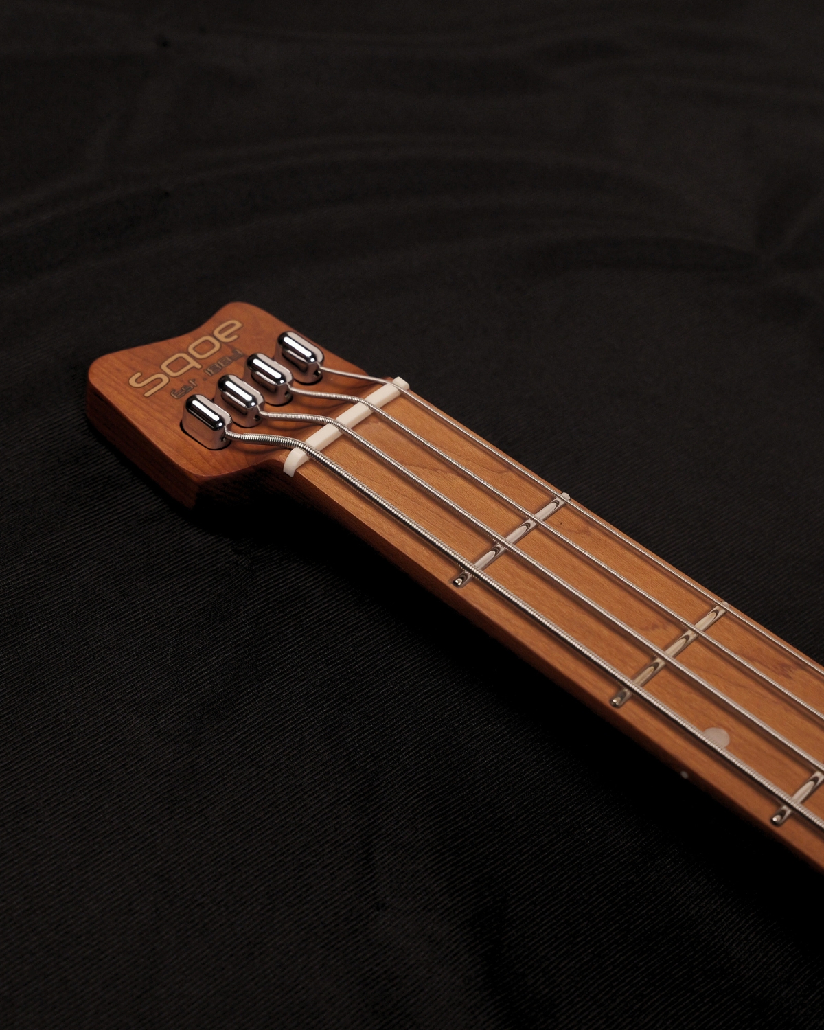 SQOE SBWT700 Black Warrior 4-String Headless Electric Bass Roasted Maple India