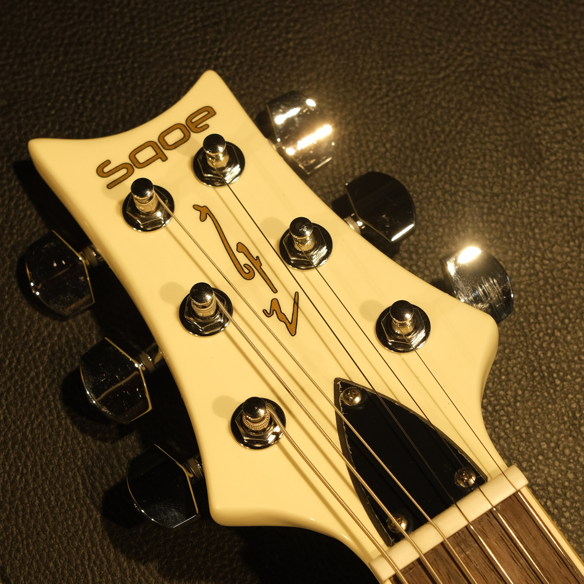 SQOE SE200 OLYMPIC WHITE Electric Guitar Wilkinson Tremolo Mirror Gloss Finish