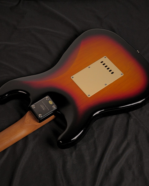 SQOE SEST600 Sunburst roasted maple fingerboard and neck detail
