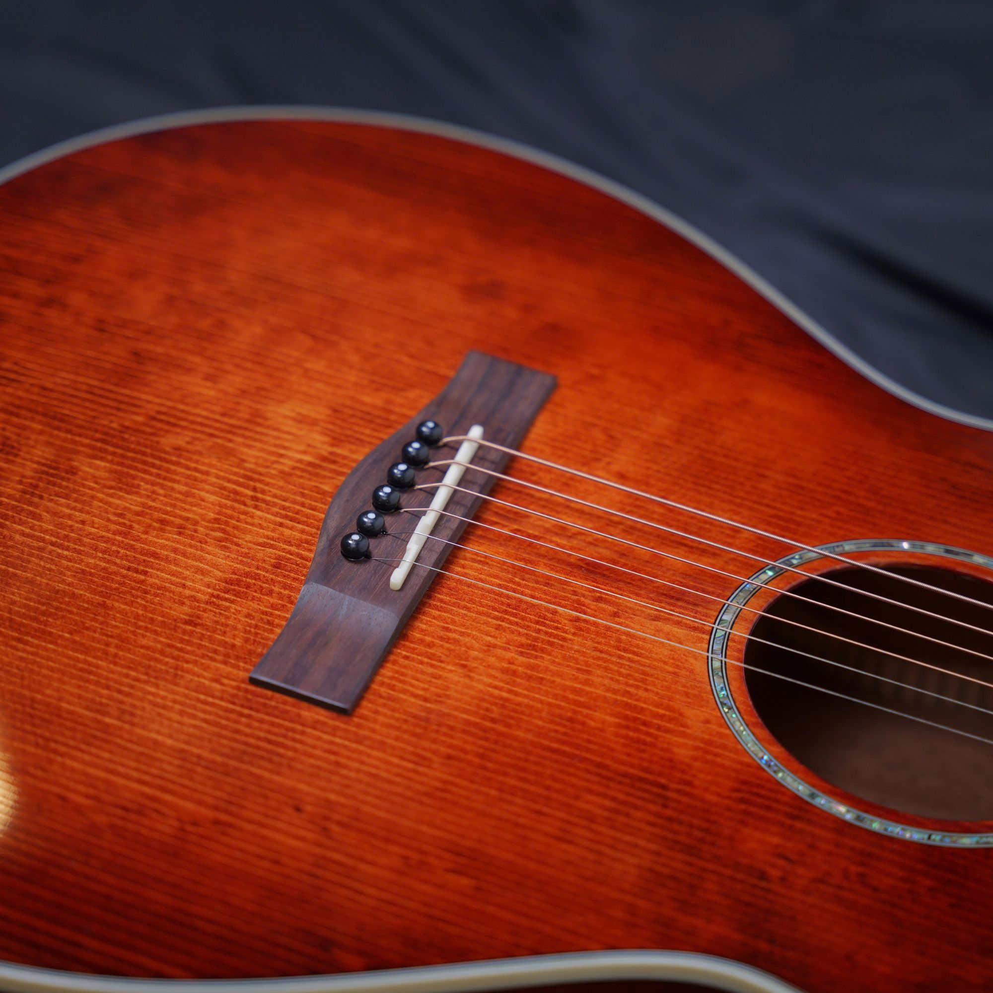 SQOE S340 FGCS Solid Top Acoustic Guitar Classic Cherry Burst Gloss - bridge close-up