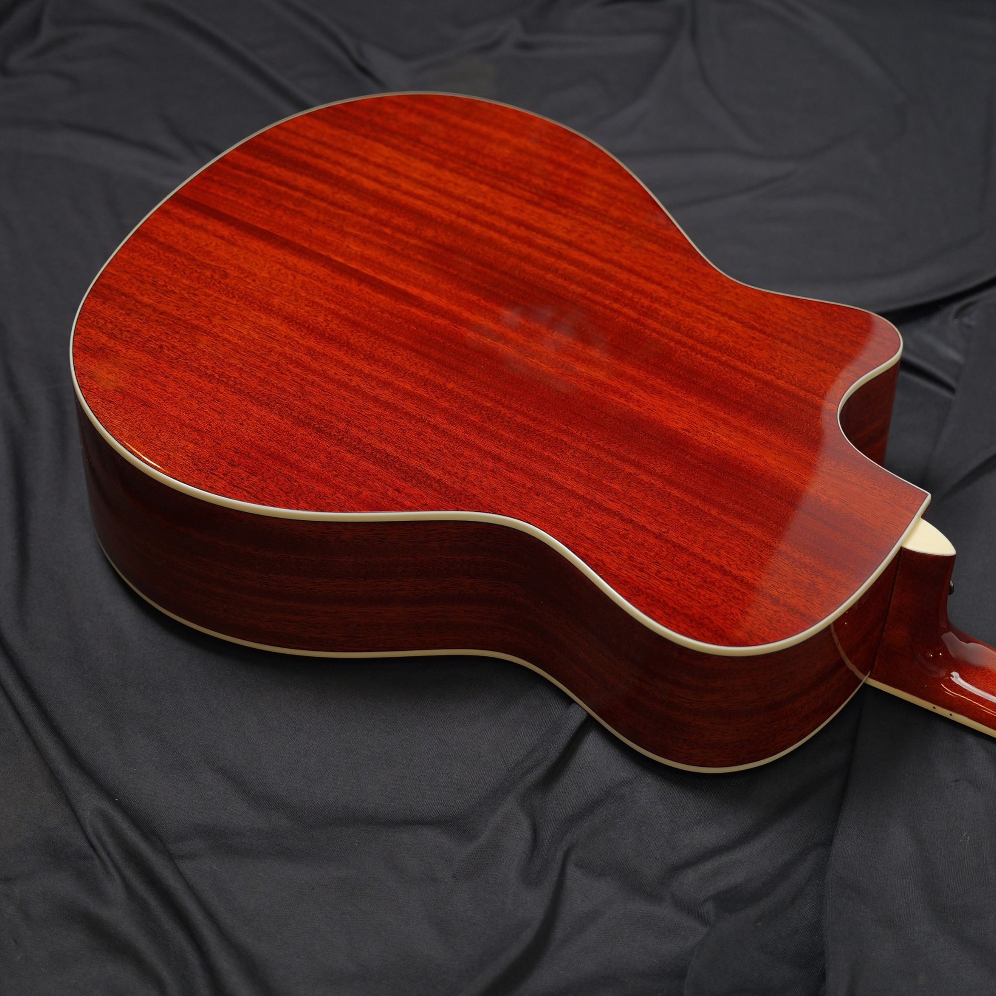 SQOE S340 FGCS Solid Top Acoustic Guitar Classic Cherry Burst Gloss - cutaway body close-up