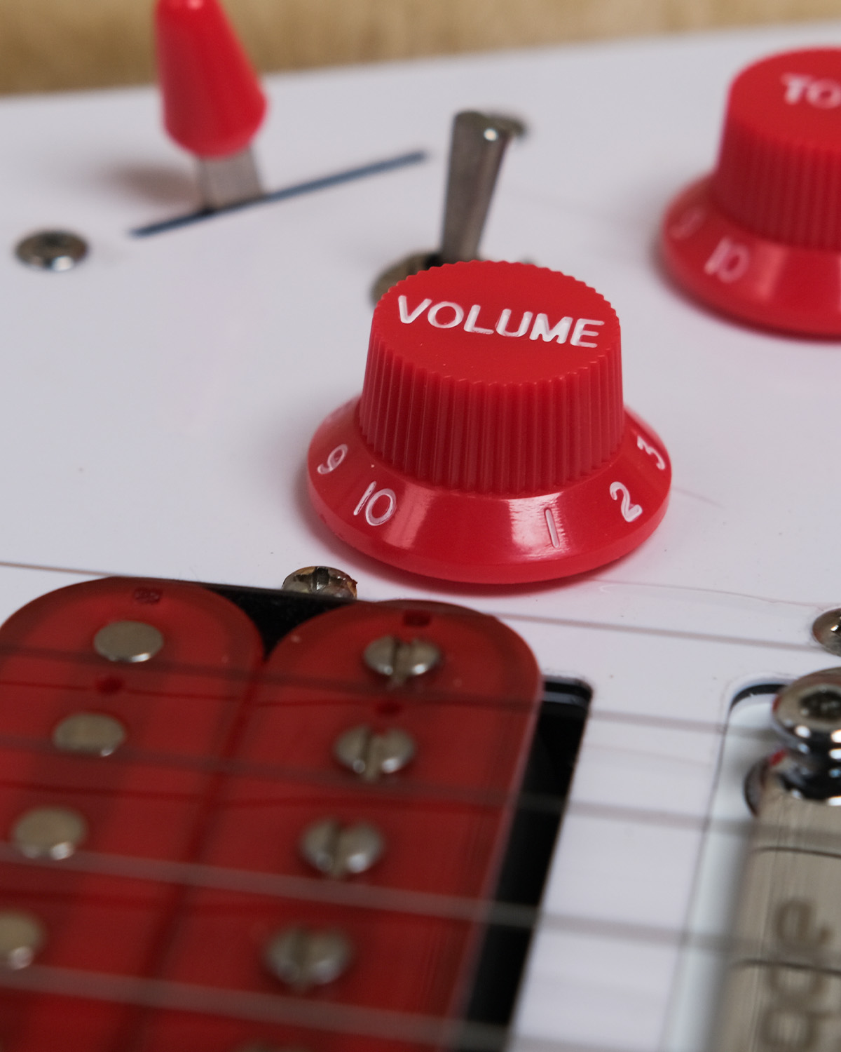 SQOE SEST1008 HSS - White with red HARDCASE WITH KIT