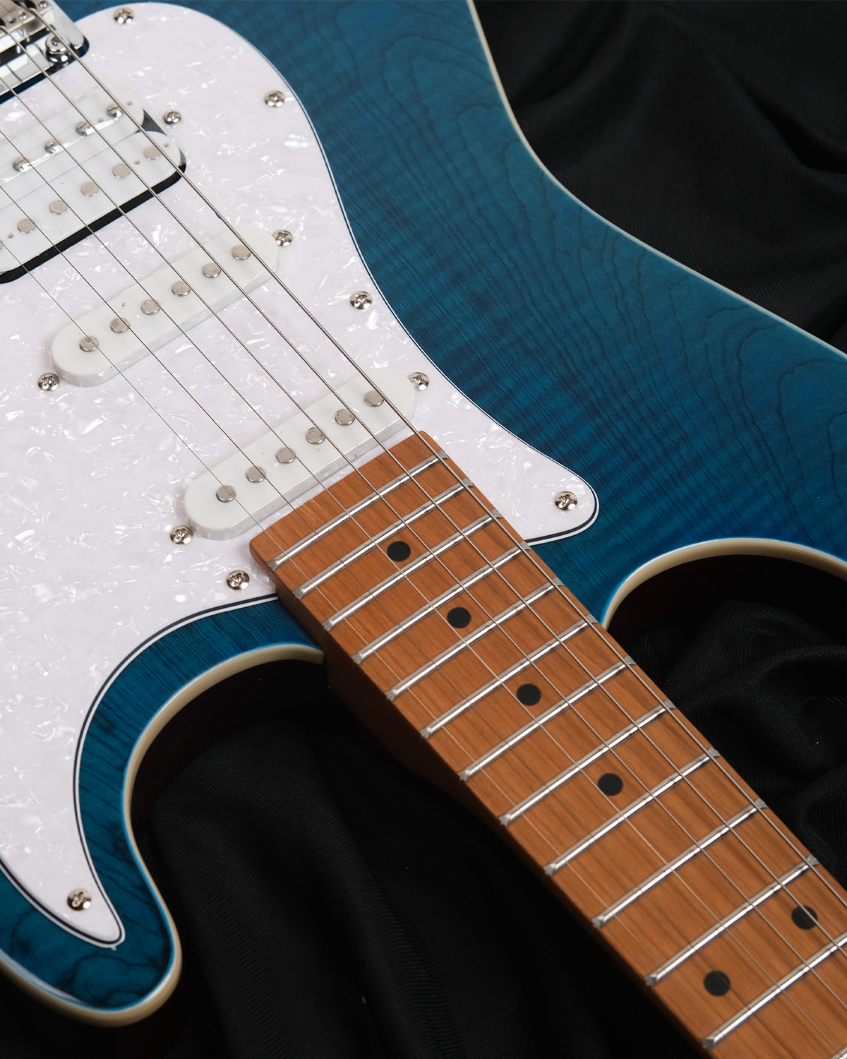 SQOE SEIB680 Electric Guitar with HSS Pickups Roasted Maple Neck - Glossy Finish