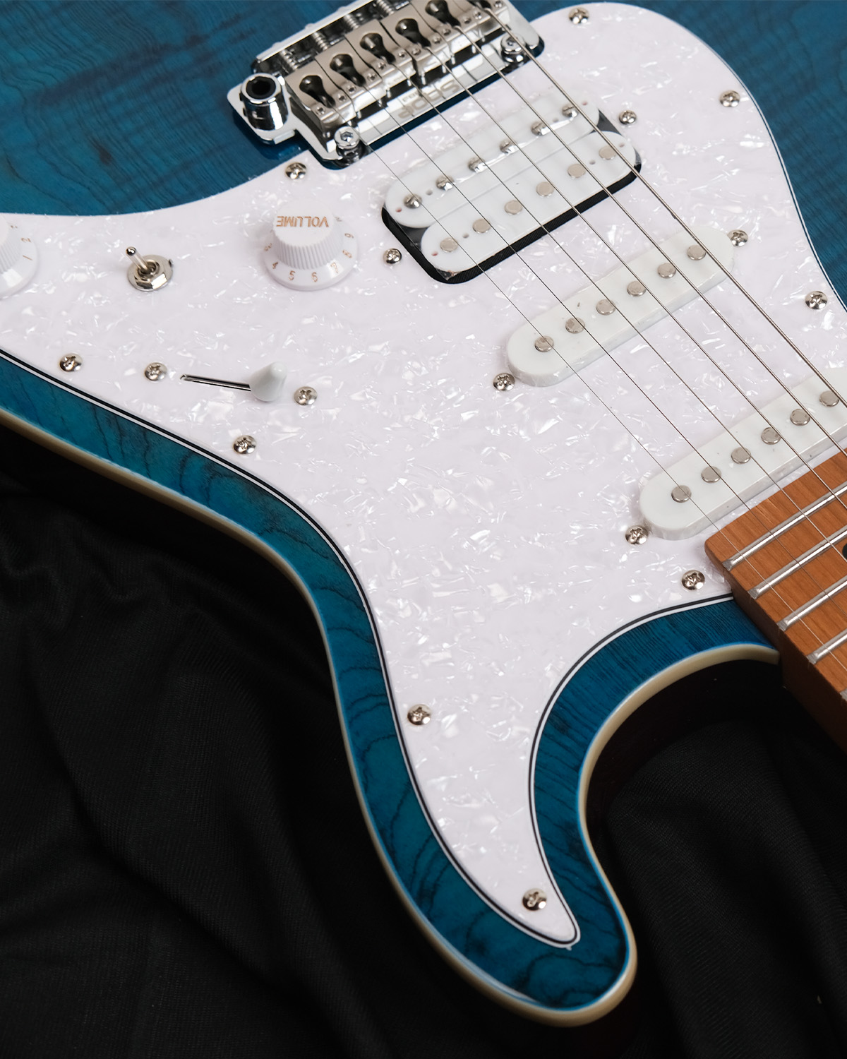 SQOE SEIB680 Electric Guitar with HSS Pickups Roasted Maple Neck - Glossy Finish