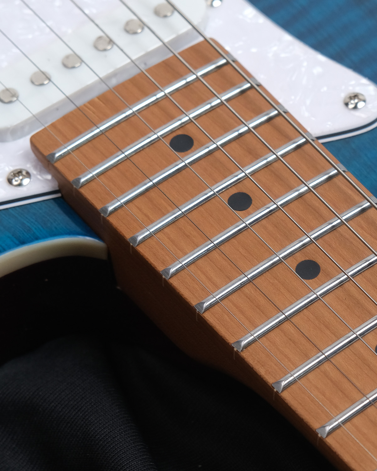 SQOE SEIB680 Electric Guitar with HSS Pickups Roasted Maple Neck - Glossy Finish