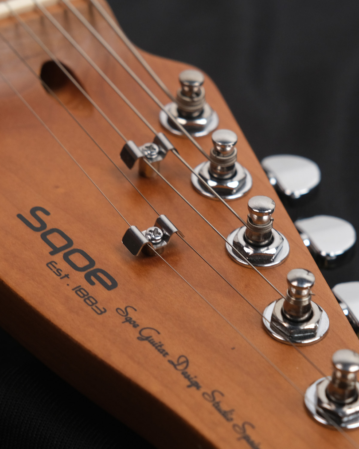 SQOE SEIB680 Electric Guitar with HSS Pickups Roasted Maple Neck - Glossy Finish