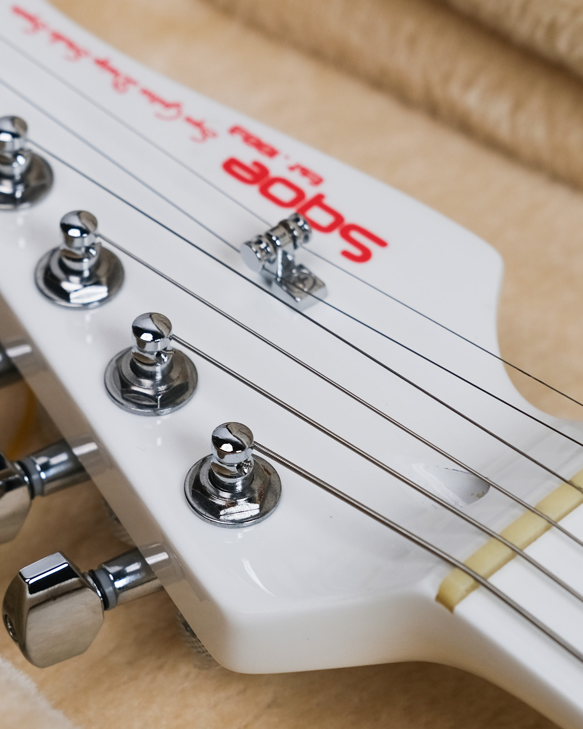 SQOE SEST1008 HSS - White with red HARDCASE WITH KIT