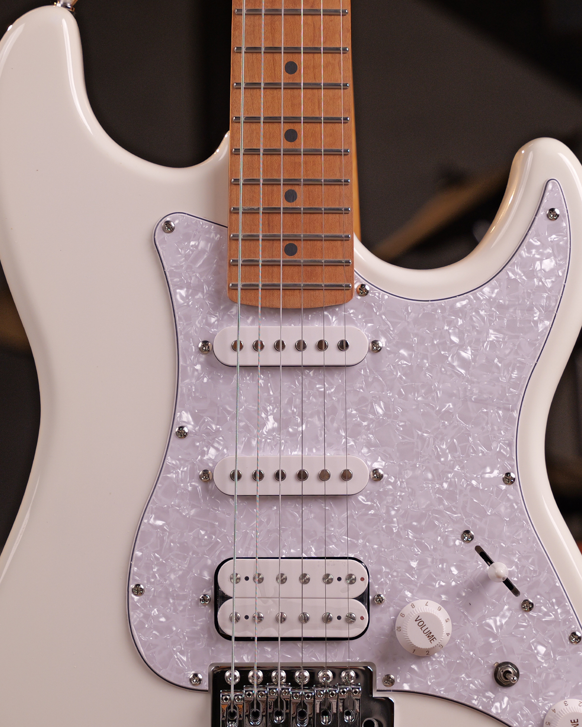 SQOE SEST500 Pearl White Electric Guitar HSS