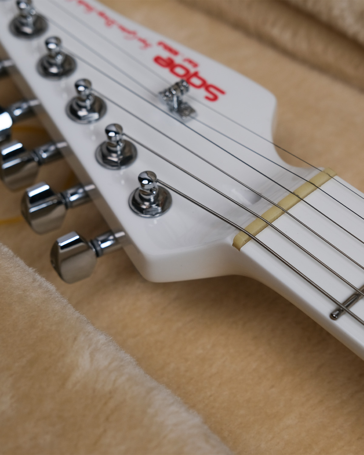 SQOE SEST1008 HSS - White with red HARDCASE WITH KIT