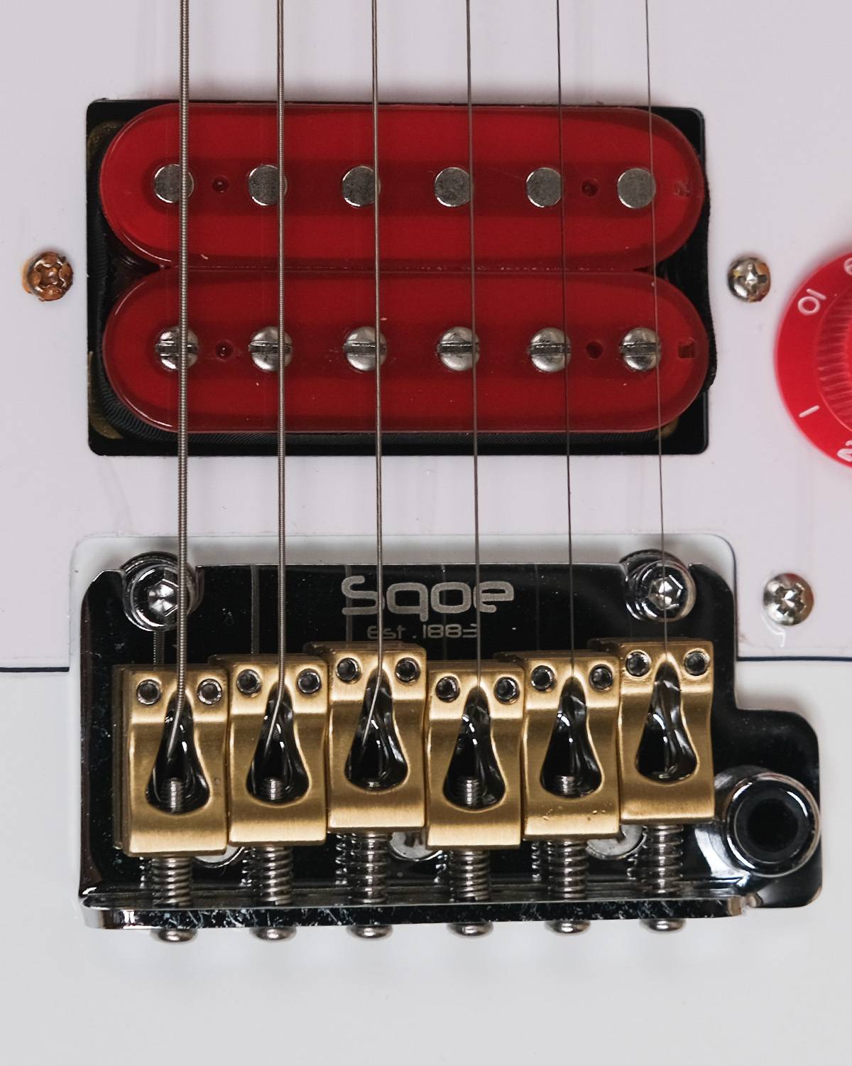 SQOE SEST1008 HSS - White with red HARDCASE WITH KIT