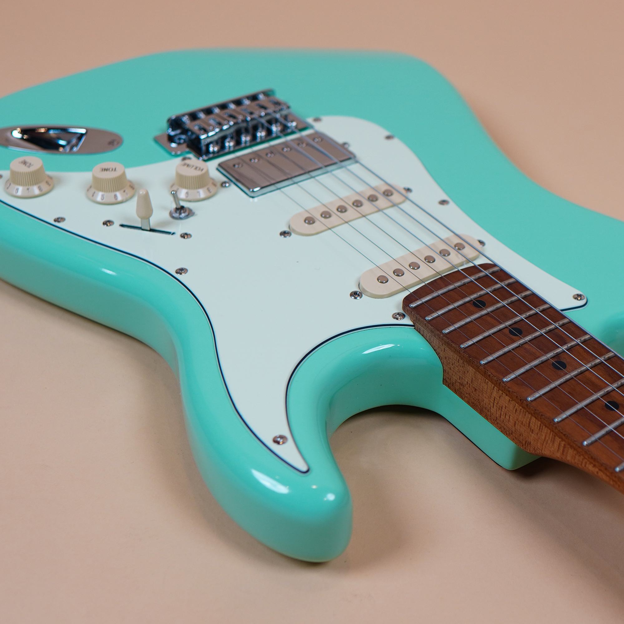 SQOE SEST600 HSS - Surf green strat guitar