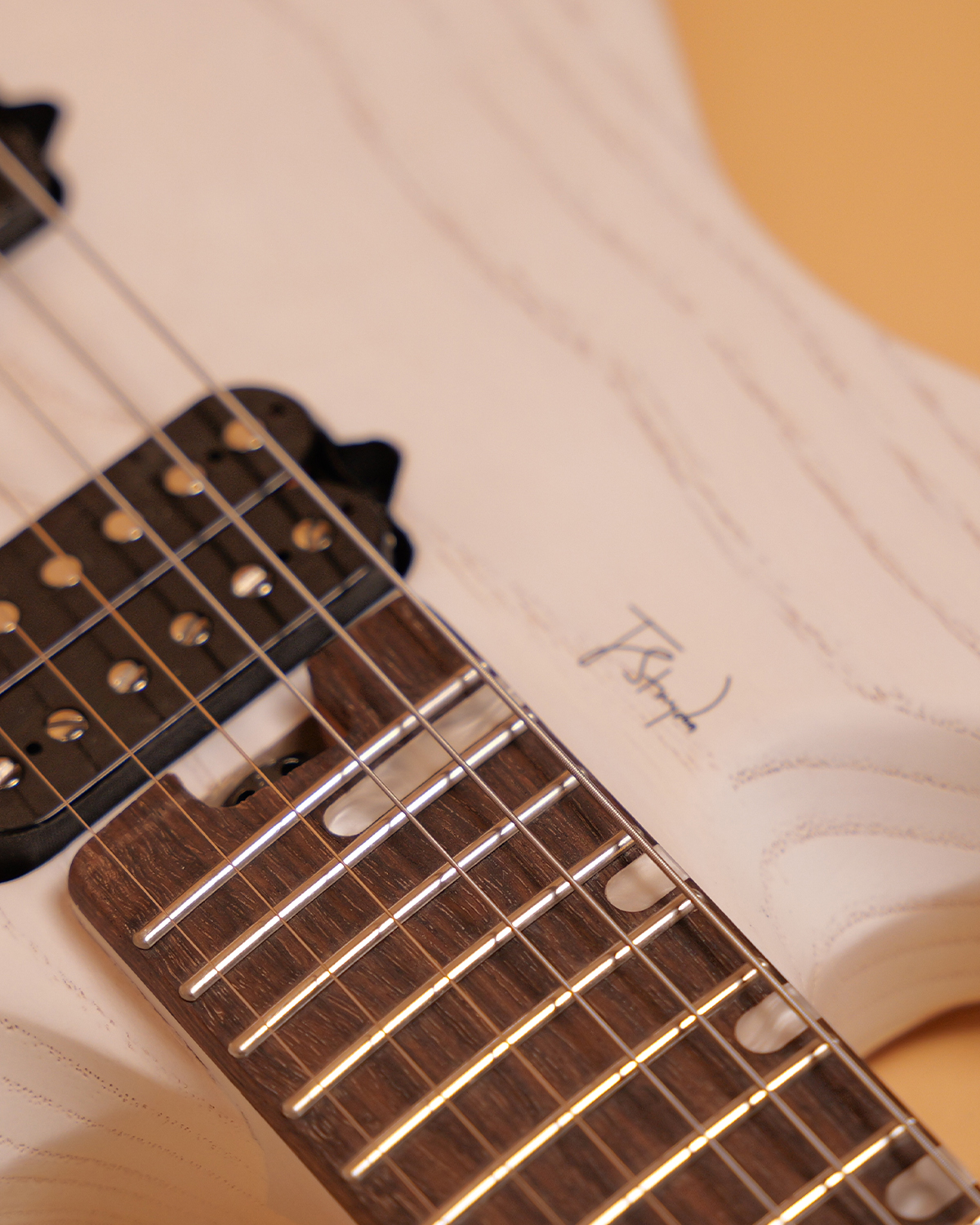 Strydom THH30 Headless 6 String The Headless Horseman Phantom white