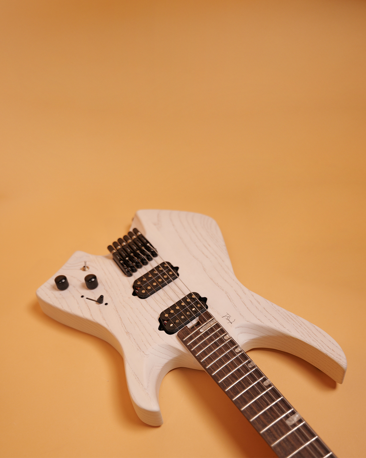 Strydom THH30 Headless 6-String The Headless Horseman Phantom white